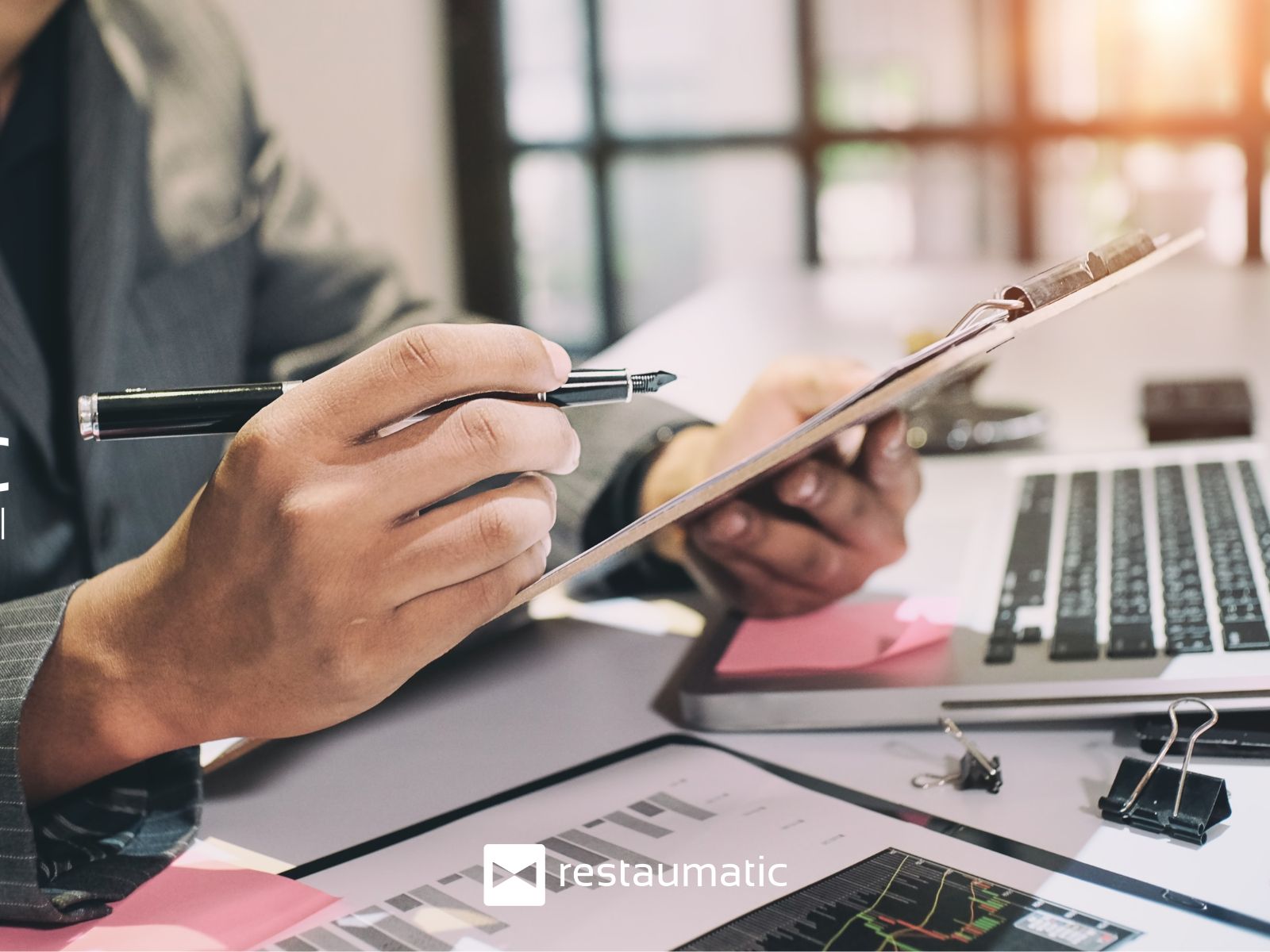 Mężczyzna przeprowadza audyt w restauracji.