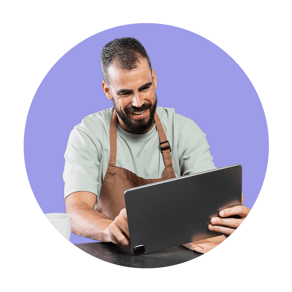 Mężczyzna korzysta z laptopa.