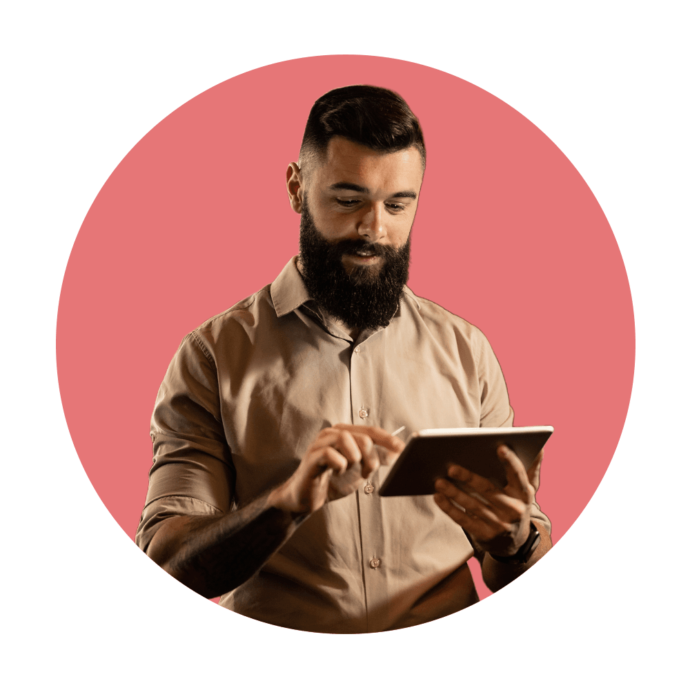 Kelner sprawdza na tablecie dostępne opcje w cross-cellingu.