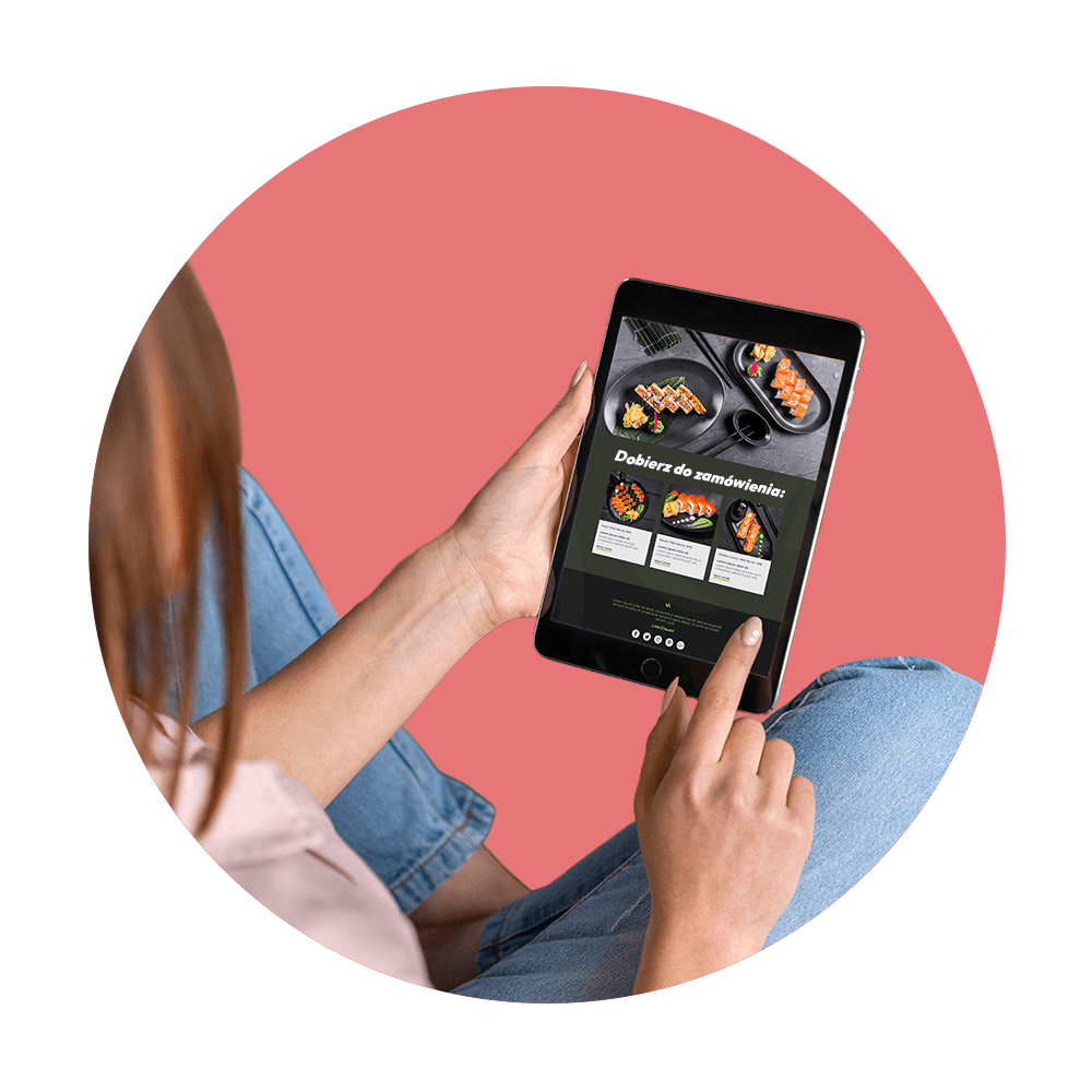 Klientka dobiera dodattki do zamówienia w ramach cross-sellingu.