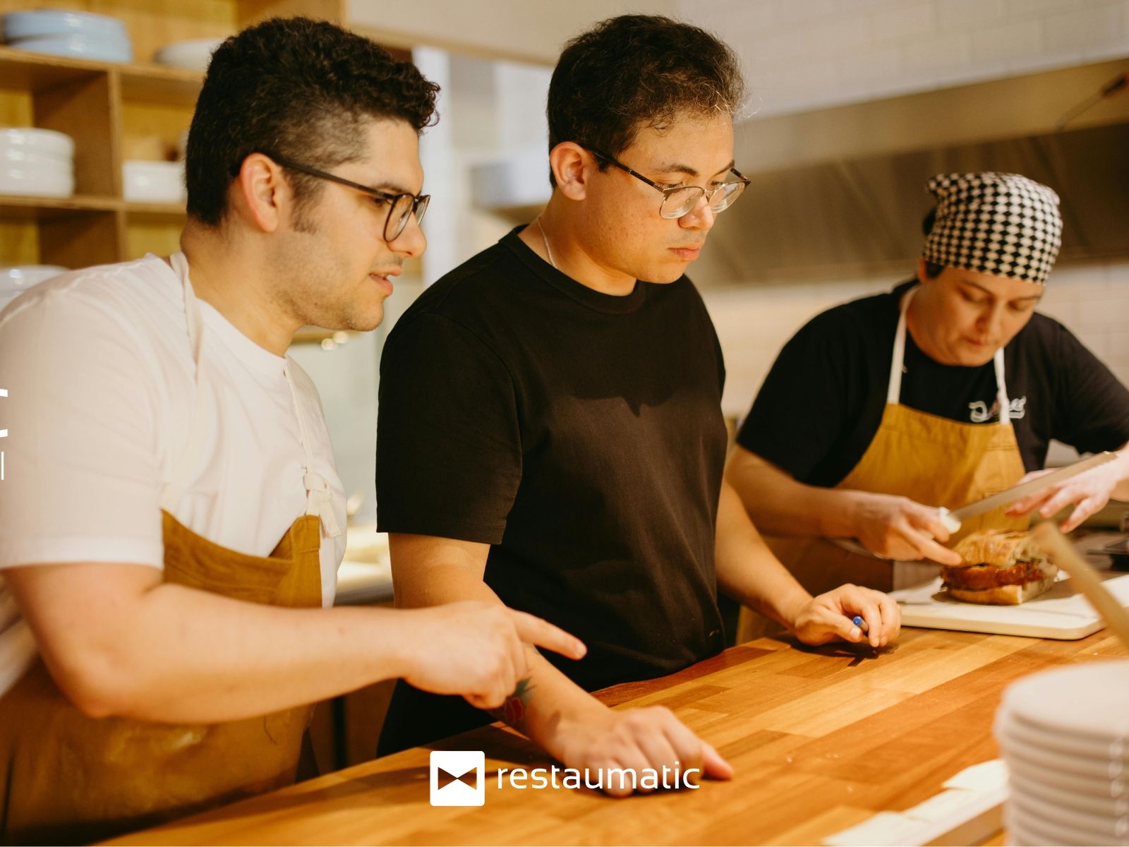 Pracownicy restauracji rozwiązują konfliktową sytuację.