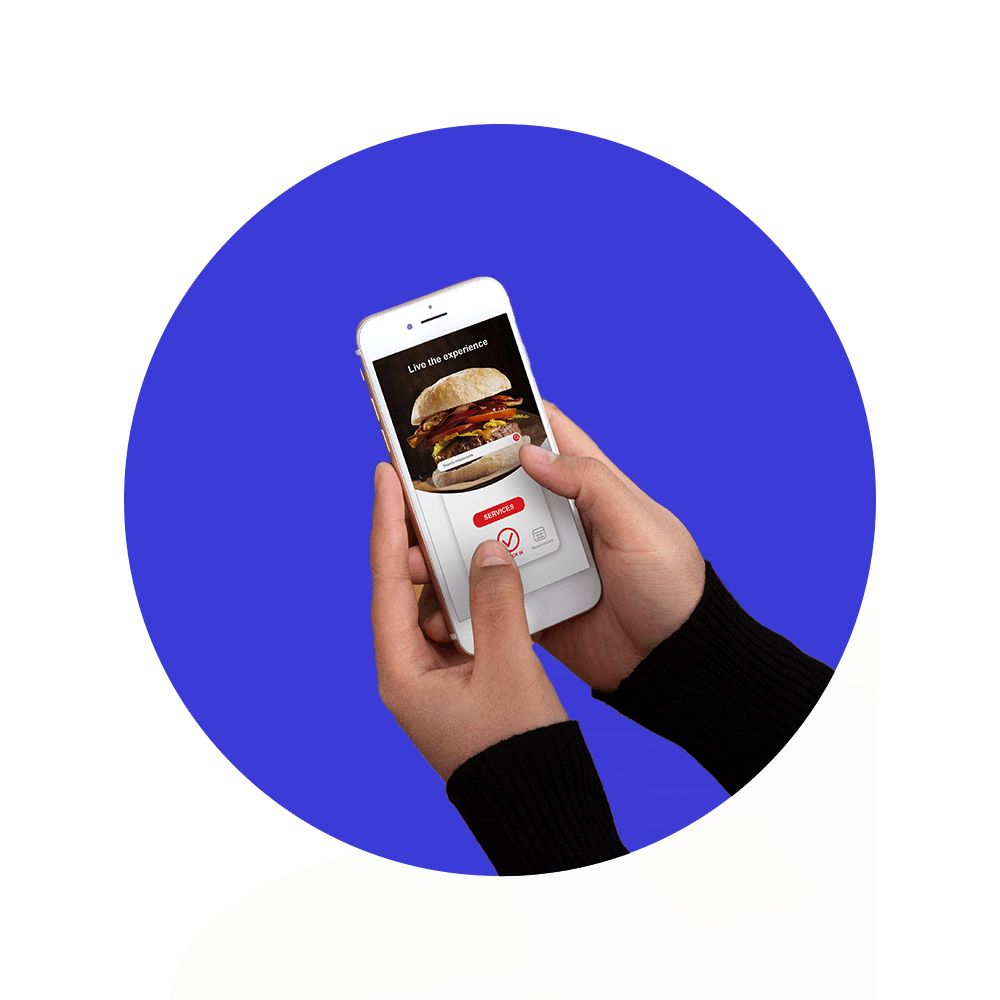 Klient kupuje burgera z limitowanego zestawu.