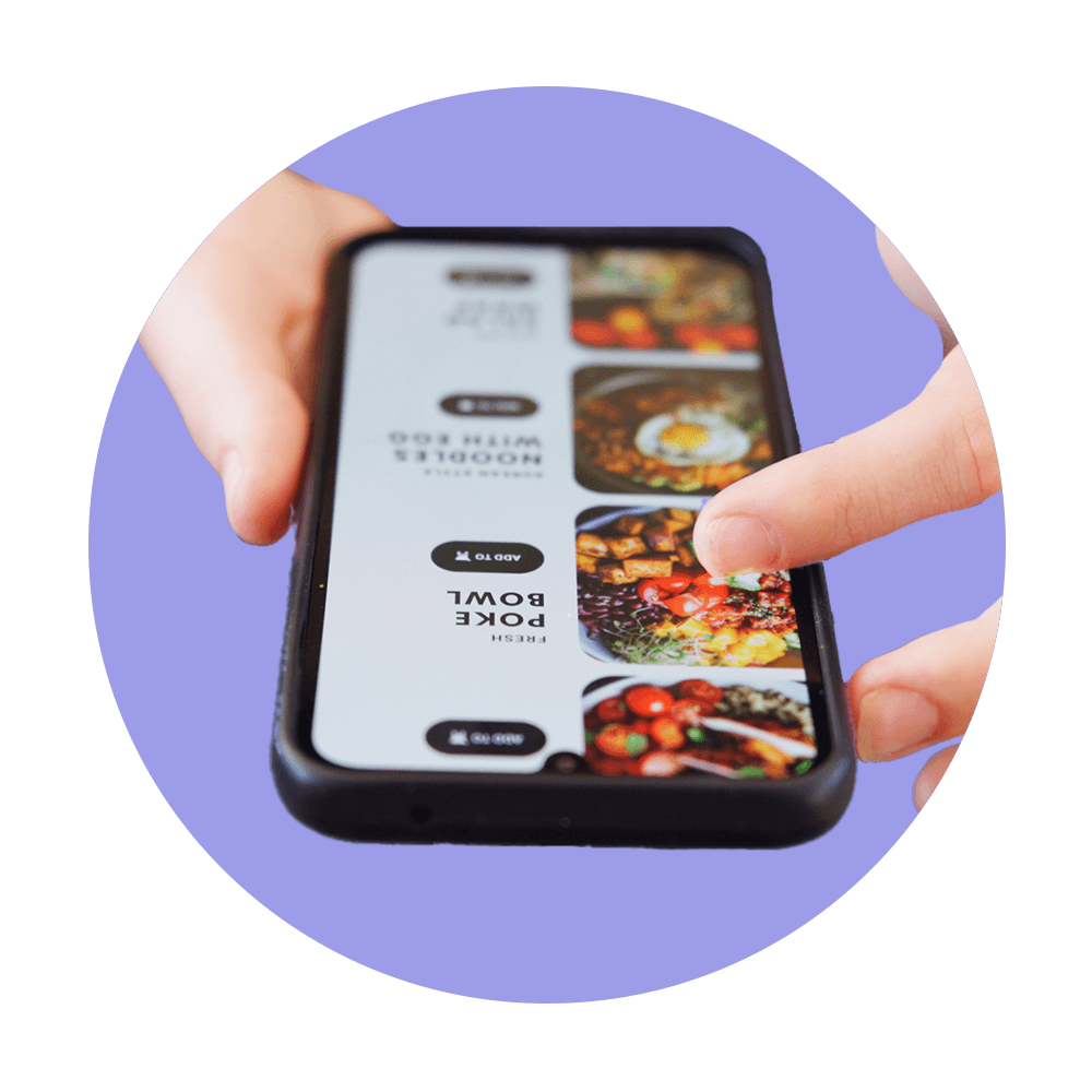 Klient przegląda menu restauracji.