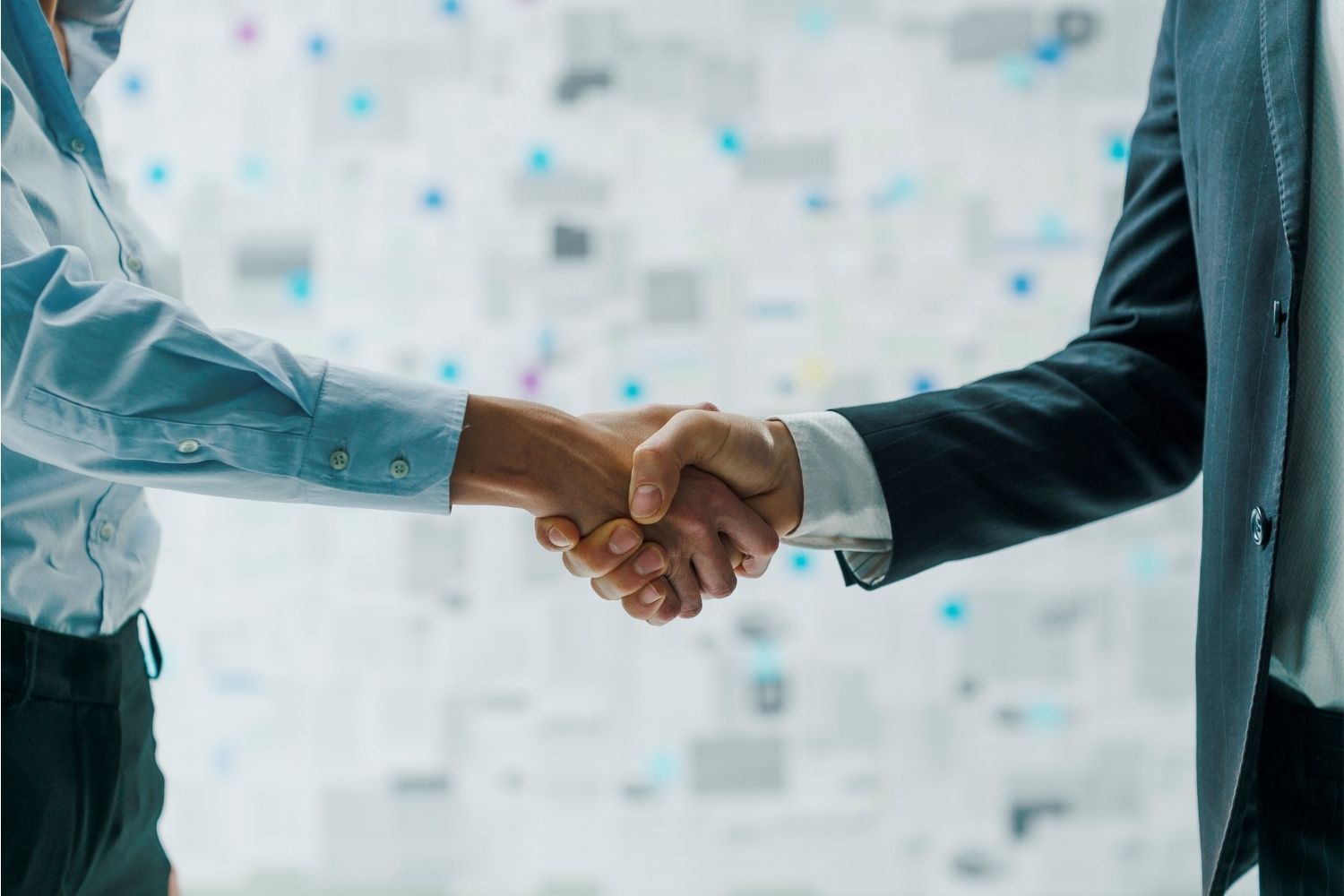 Dwóch mężczyzn podaje sobie ręce - partnerzy biznesowi.