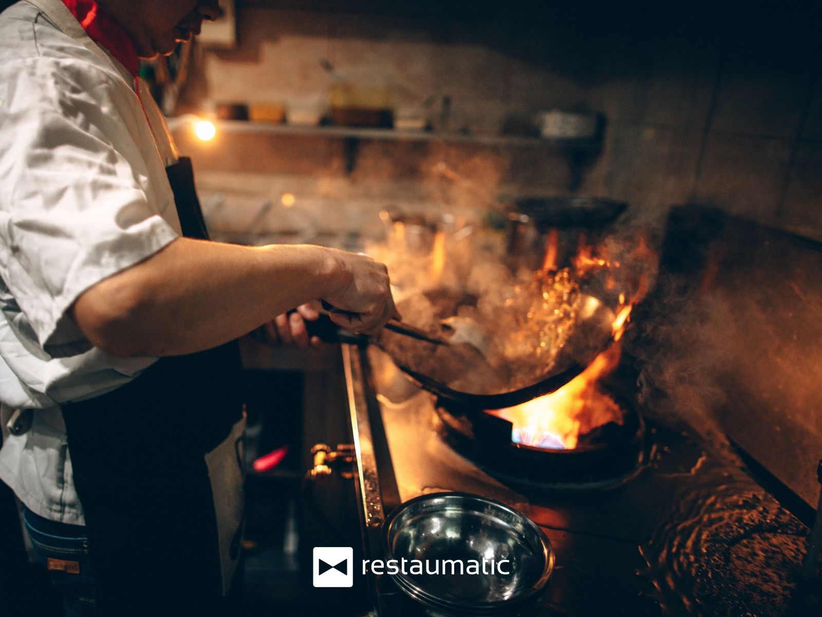 Kucharz przygotowuje w pośpiechu danie.