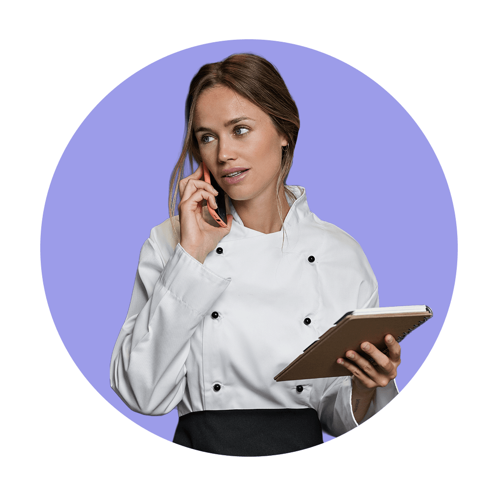Pracownica restauracji przyjmuje zamówienie telefoniczne.