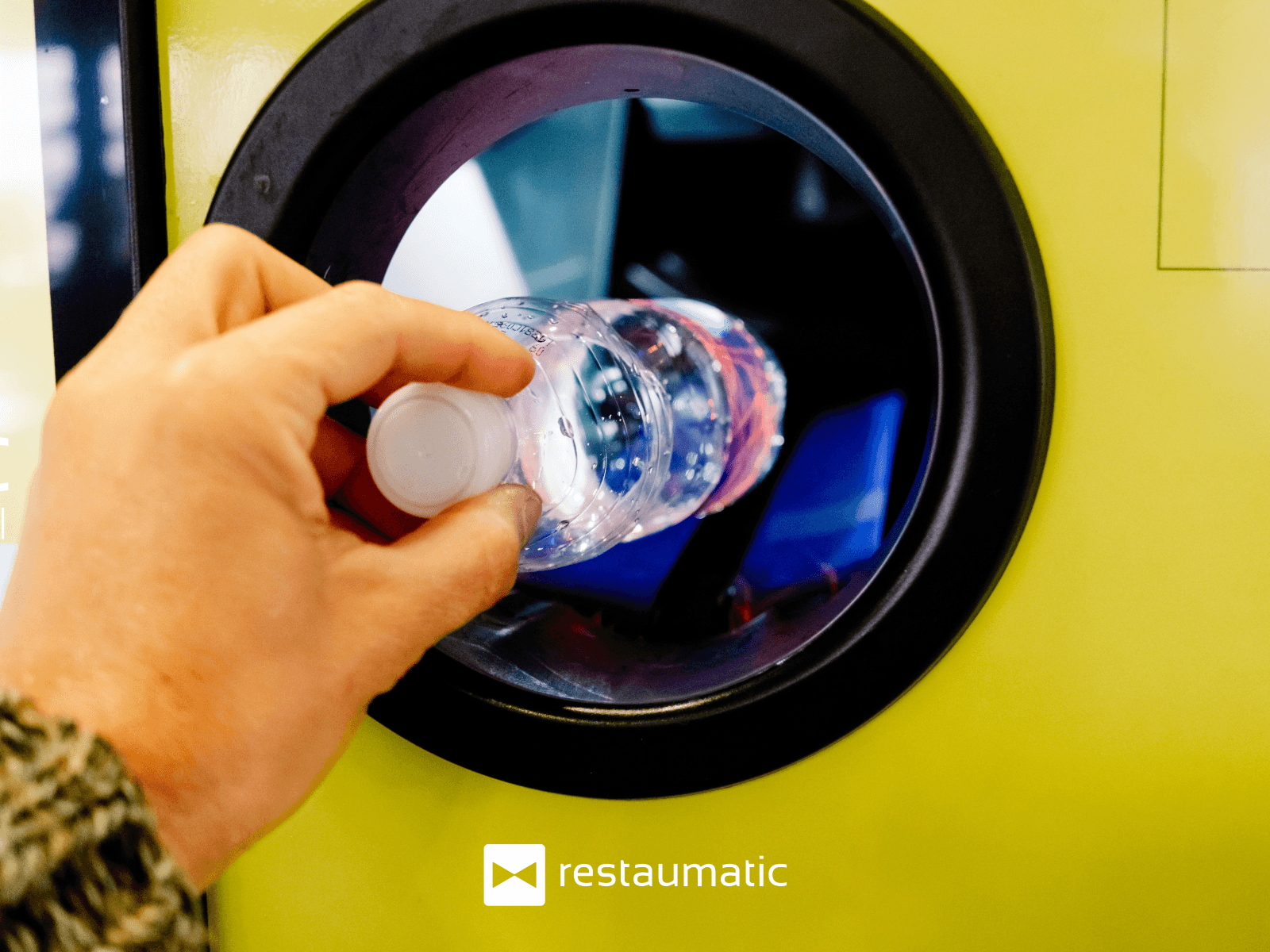 Zwrot butelek do automatu - system kaucyjny.