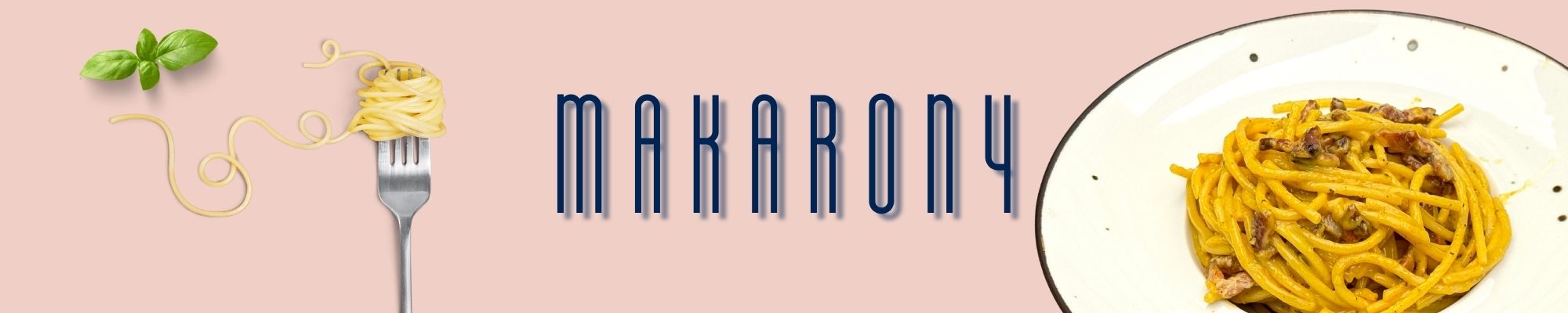 Makaron z sosem, widok z góry, obok widelec i makaron, na pastelowym tle.