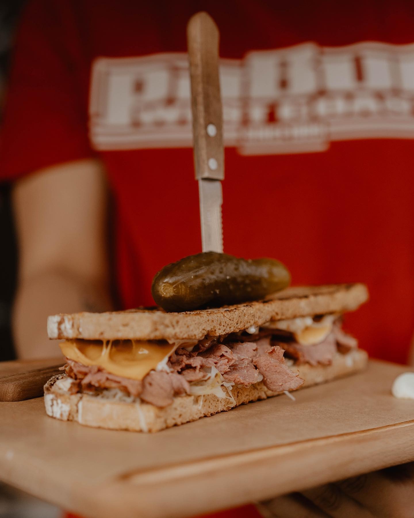 Kanapka z pastrami to niebanalne jedzenie na dowóz w Opolu.