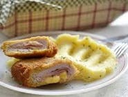 Jedlo: kurací cordon bleu, zemiaková kaša, kompót (polievka v cene menu)