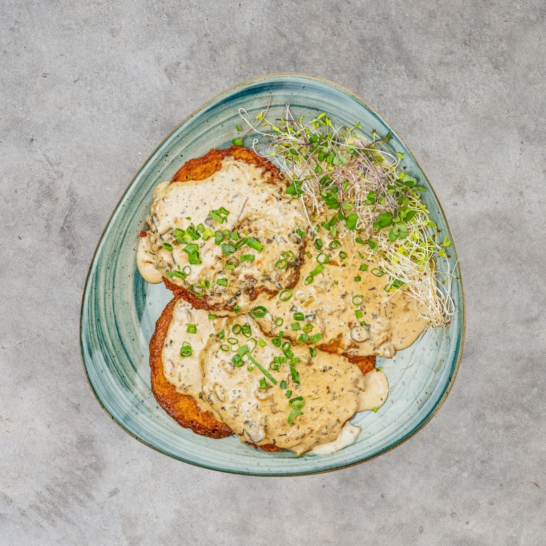 Placek ziemniaczany w sosie pieczarkowym