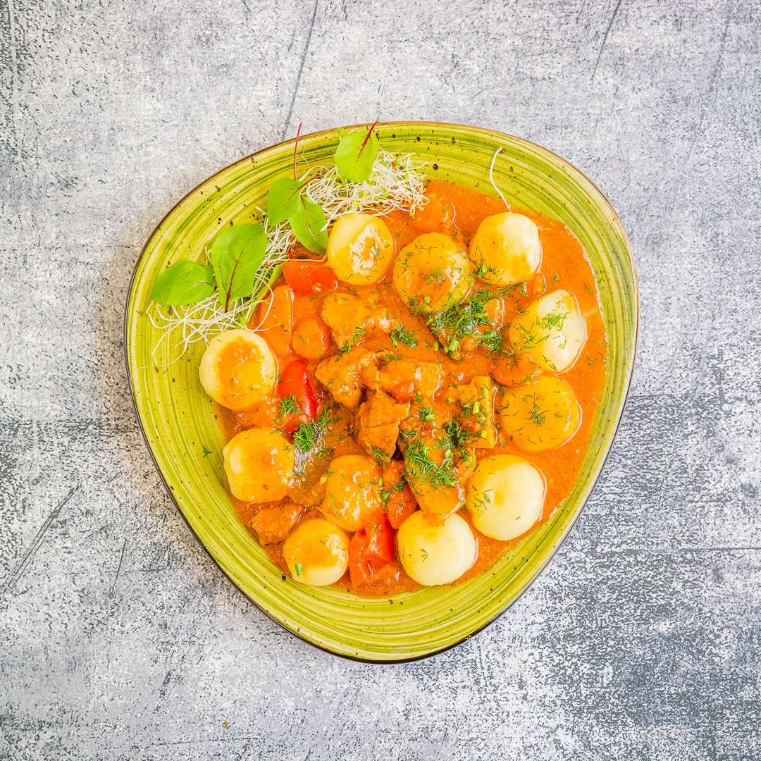 Kluski śląskie z gulaszem wieprzowym