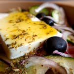 Sałatka Grecka: sałata lodowa, ogórek, pomidorki, cebula, oliwki, ser feta, zioła, oliwa z oliwek