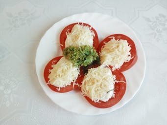 Pomidor w sosie serowo-chrzanowym