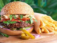 8. Amerykański Burger z frytkami lub krążkami cebulowymi