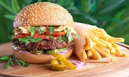 8. Amerykański Burger z frytkami lub krążkami cebulowymi