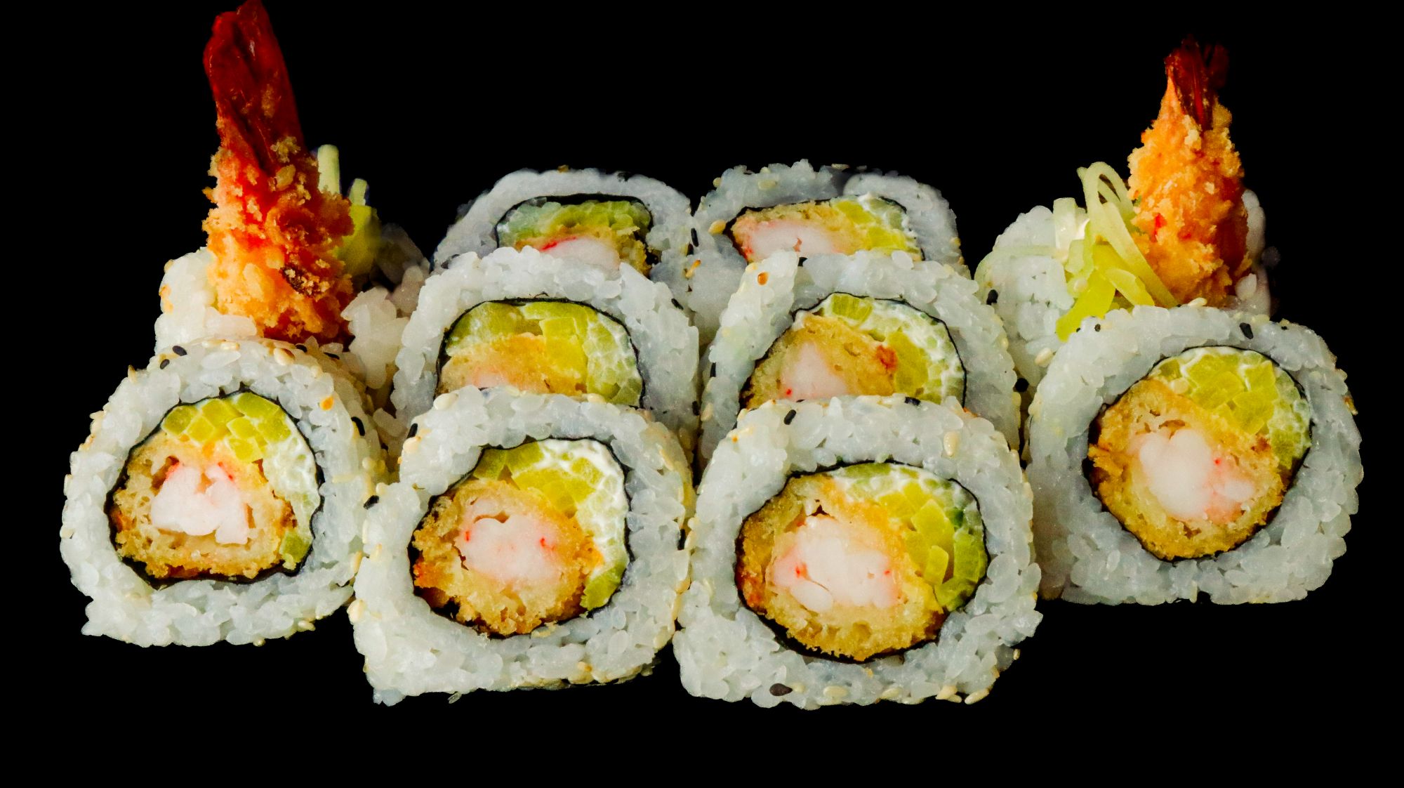 Zestaw sushi z rolkami wypełnionymi krewetkami i awokado, na czarnym tle.