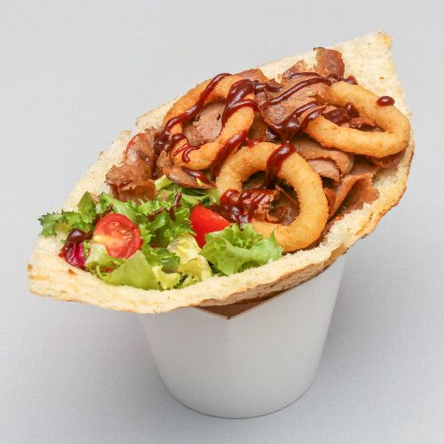 Pita z mięsem, sałatą, pomidorami i chrupiącymi krążkami cebuli, polana sosem BBQ.