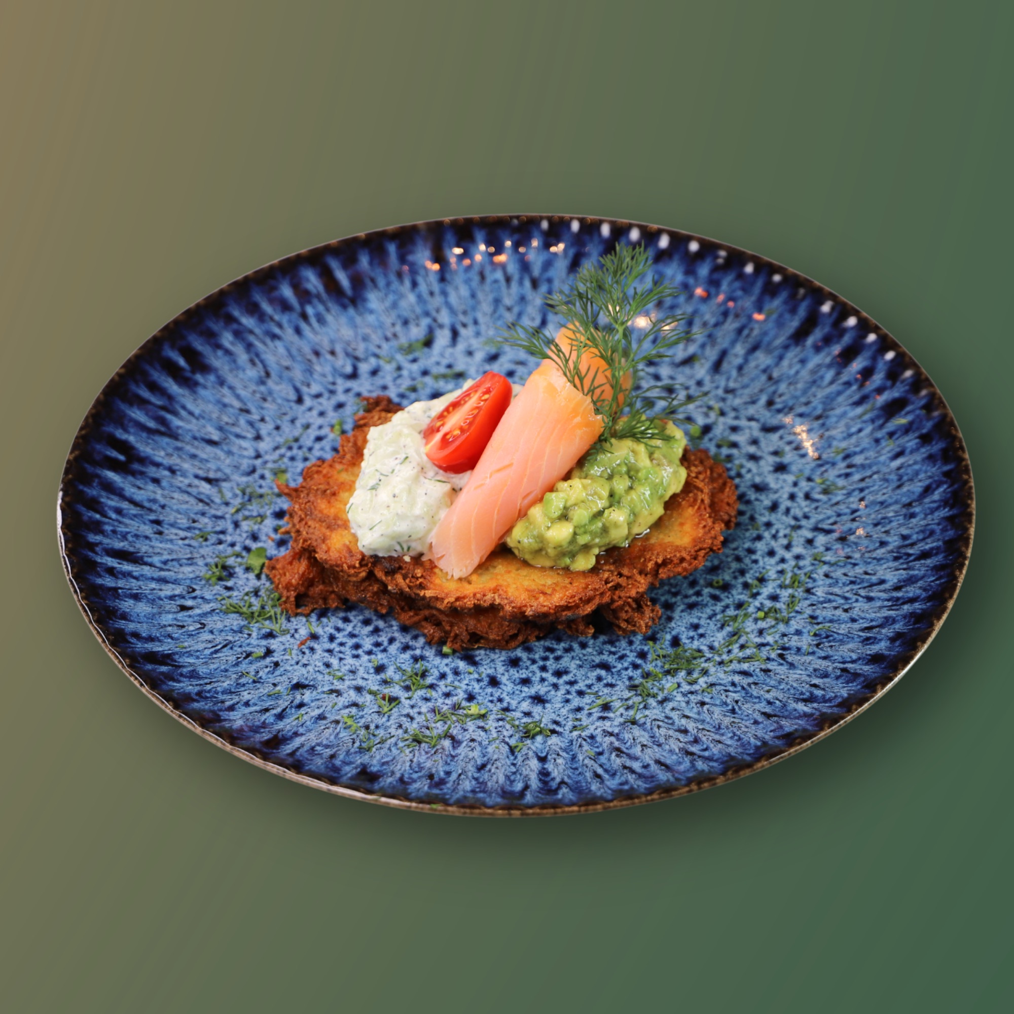 Placki ziemniaczane z wędzonym łososiem