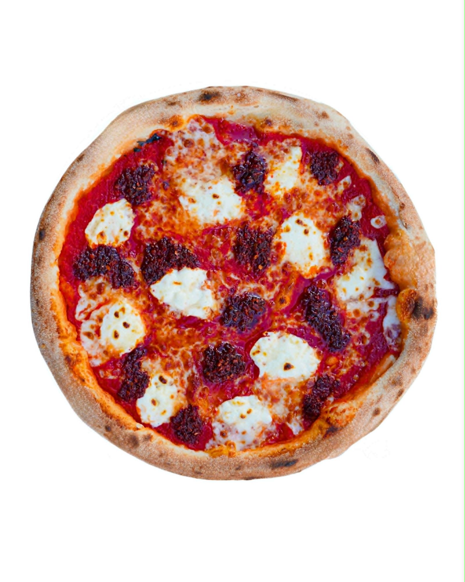 Pyszna pizza z sosem pomidorowym, serem mozzarella i przypieczonymi brzegami, na białym tle.