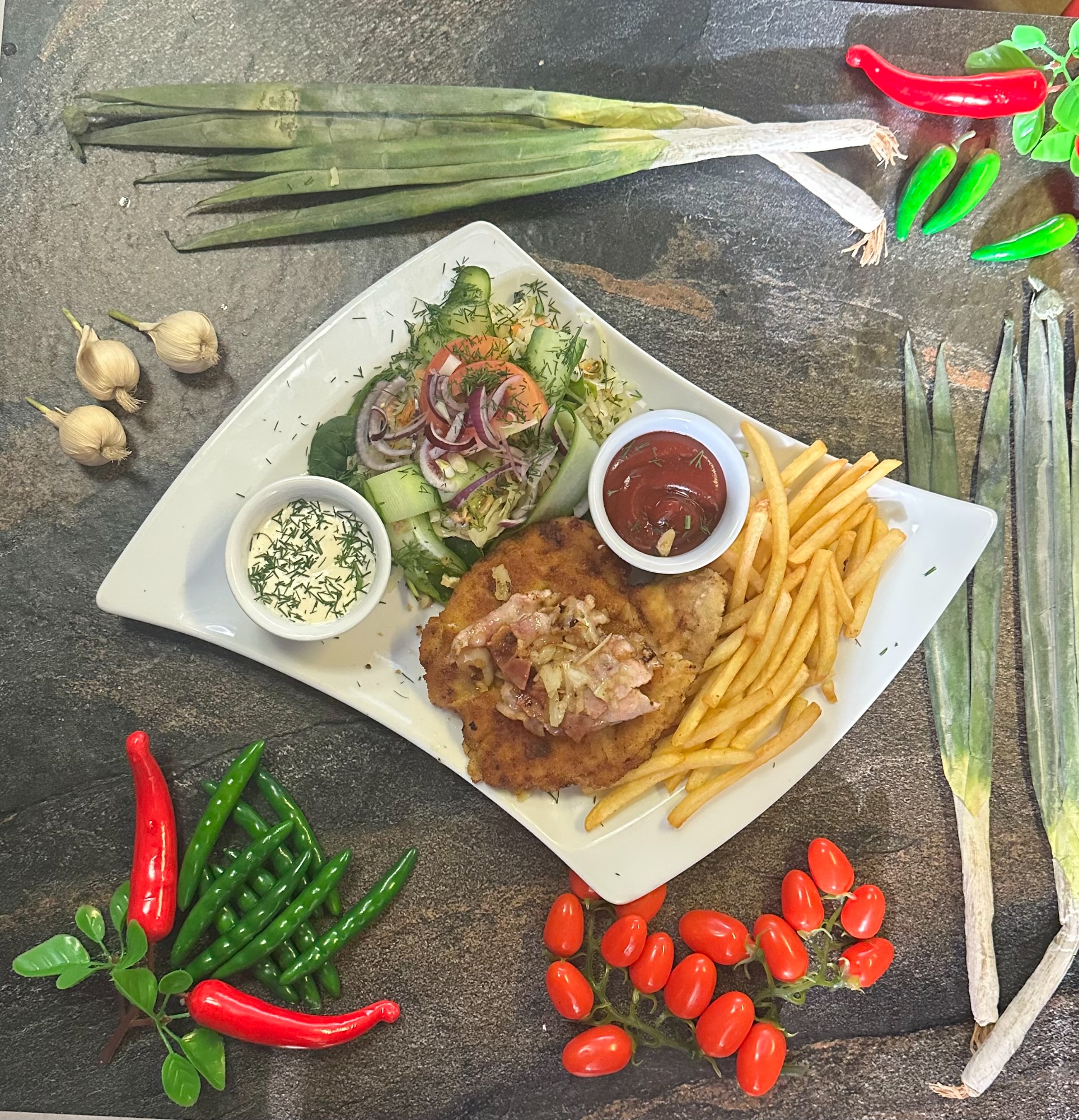 KOTLET SCHABOWY Z BOCZKIEM I CEBULKĄ