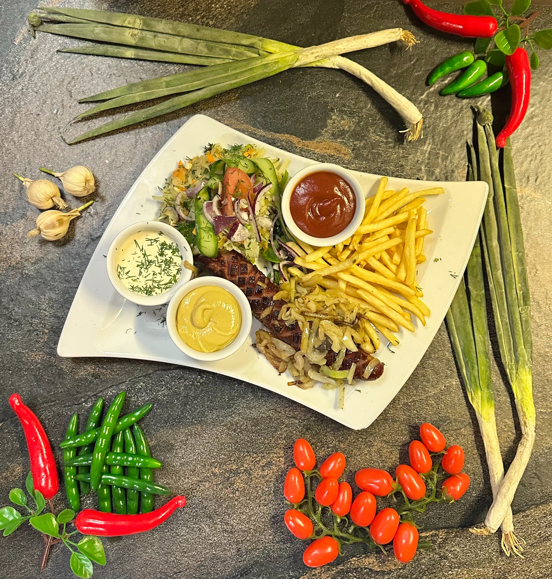 KIEŁBASA Z GRILLA Z CEBULKĄ 