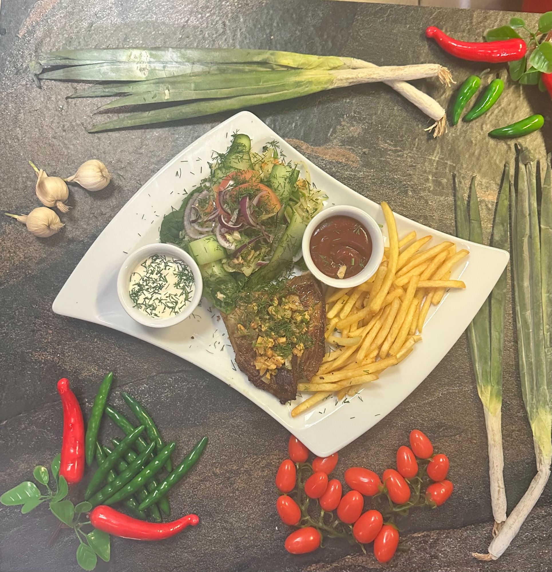 POLĘDWICA WIEPRZOWA GRILOWANA Z KURKAMI 