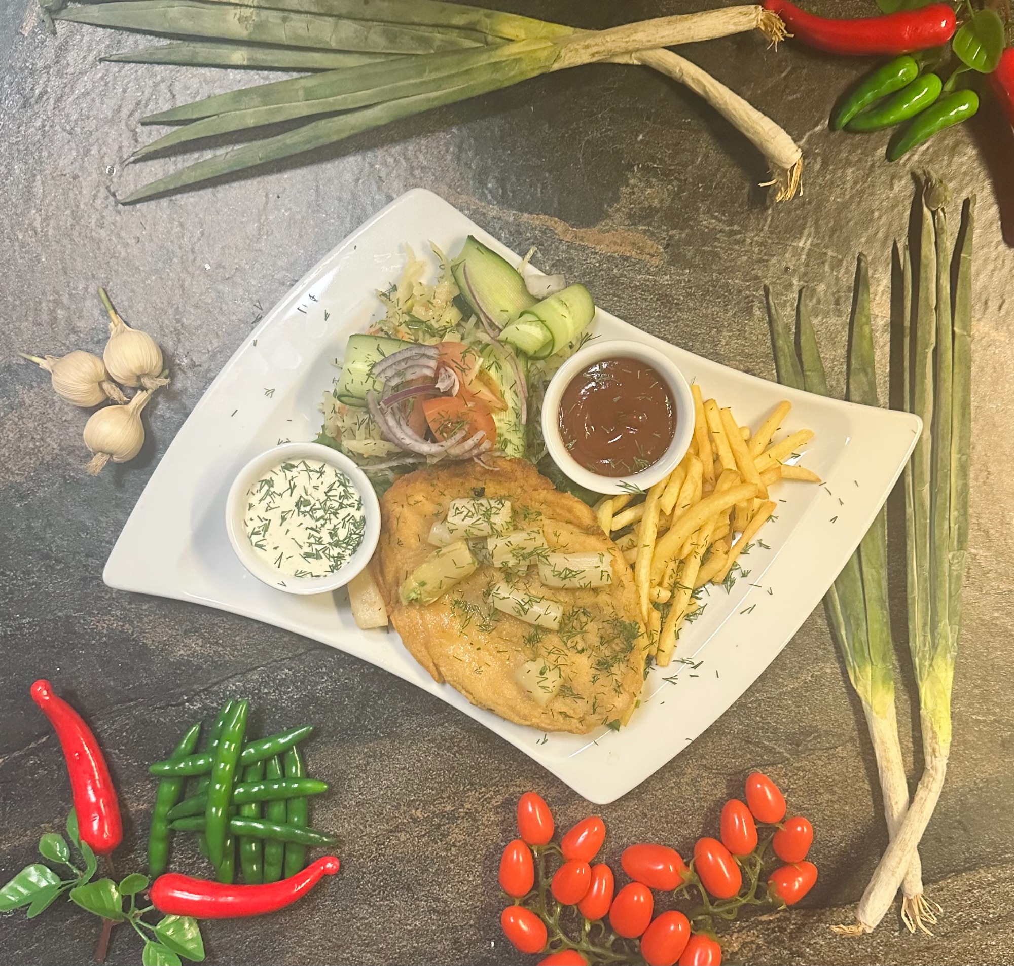 FILET Z KURCZAKA PANIEROWANY PODAWANY Z SZPARAGAMI