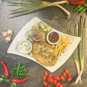 FILET Z KURCZAKA PANIEROWANY PODAWANY Z SZPARAGAMI