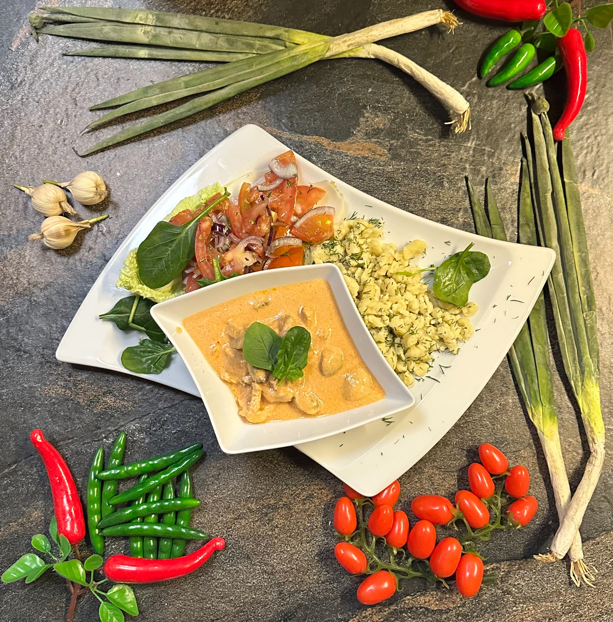 BEEF STROGONOV Z LANYMI KLUSECZKAMI I SAŁATKĄ Z POMIDORÓW