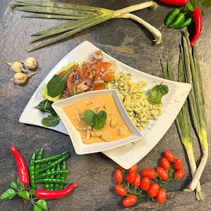 BEEF STROGONOV Z LANYMI KLUSECZKAMI I SAŁATKĄ Z POMIDORÓW