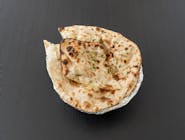 Garlic Naan - Indyjski chleb z mąki pszennej z dodatkiem czosnku i kolendry z pieca tandoori
