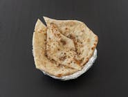 Pashori Naan - Indyjski chleb z mąki pszennej z dodatkiem wiórek kokosowych i orzechów nerkowca z pieca tandoori