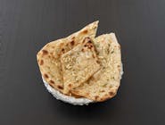 Cheese Naan - Chleb z mąki pszennej z dodatkiem twarogu indyjskiego przygotowany w piecu tandoori