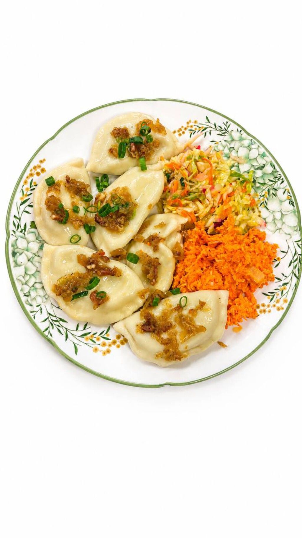 Pierogi z ziemniakami i serem z okrasą i surówką