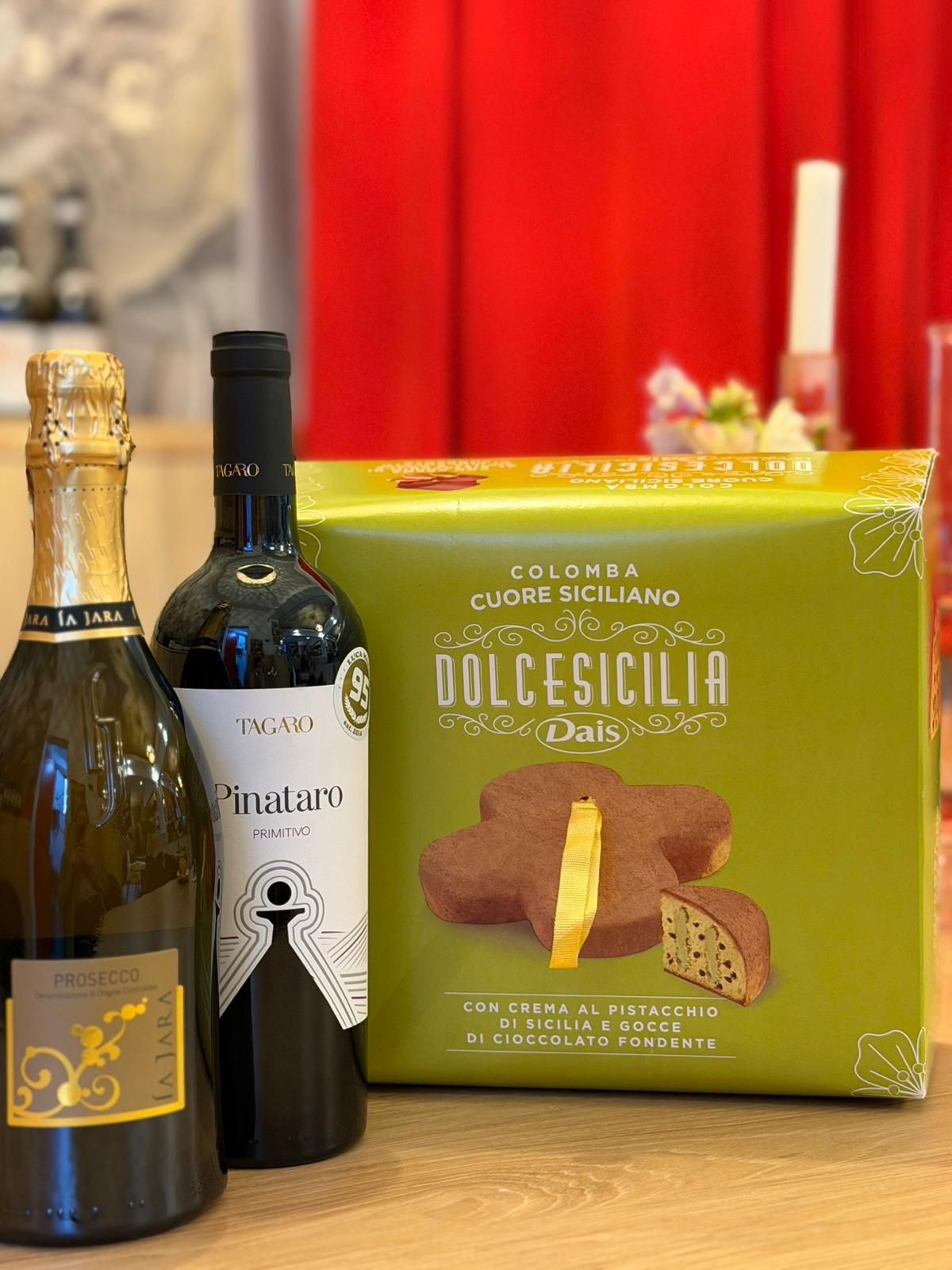  Colomba Dolcesicilia cu fistic și ciocolată fondantă, alături de prosecco La Jara și vin roșu Pinataro