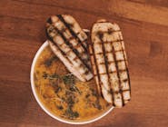 Kremowa zupa z cheddarem, musztardą i grzanką czosnkową