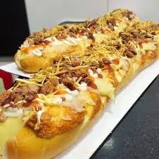 Hot -dog z bekonem, bułka ok. 40 cm, 2 parówki, bekon, pomidor, ogórek, cebulka prażona, sos, rabat 10 %