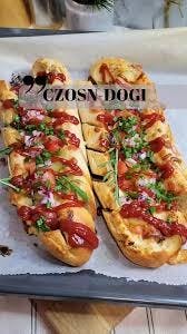 Hot dog extra bułka ok 40 cm ,2 parówki, sałata ,ogórek, pomidor ,cebulka prażona, sos , rabatu 10 %
