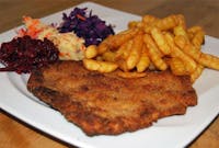 Schabowy, frytki, 4 szt paluszki serowe, surówka, zupa dnia gratis