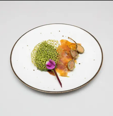 Carpaccio z łososia gravlax z kaparami i grzanką z masłem