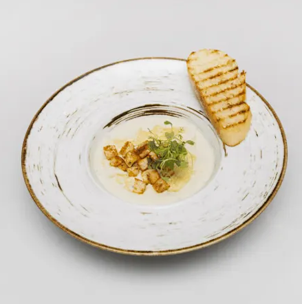 zupa serowa z koszyczkiem z parmezanu i grzanką czosnkową