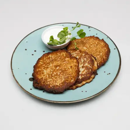 Placki ziemniaczane z sosem czosnkowym