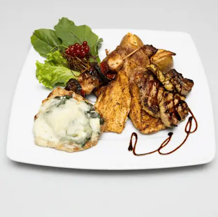 Półmisek Szefa; stek,szaszłyk, polędwiczki, filet drobiowy, ćwiartki ziemniaków surówka 