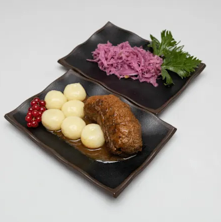 Roladka śląska z modrą kapustą i kluskami