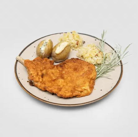 Tradycyjny schab z kapustą i zapiekanym ziemniakiem z serem