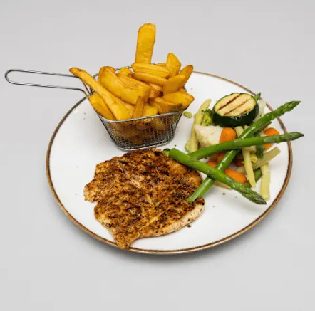 Filet grillowany z warzywami got. i domowymi frytkami