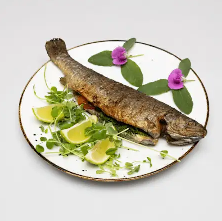 Pstrąg pieczony z domowymi frytkami i surówką