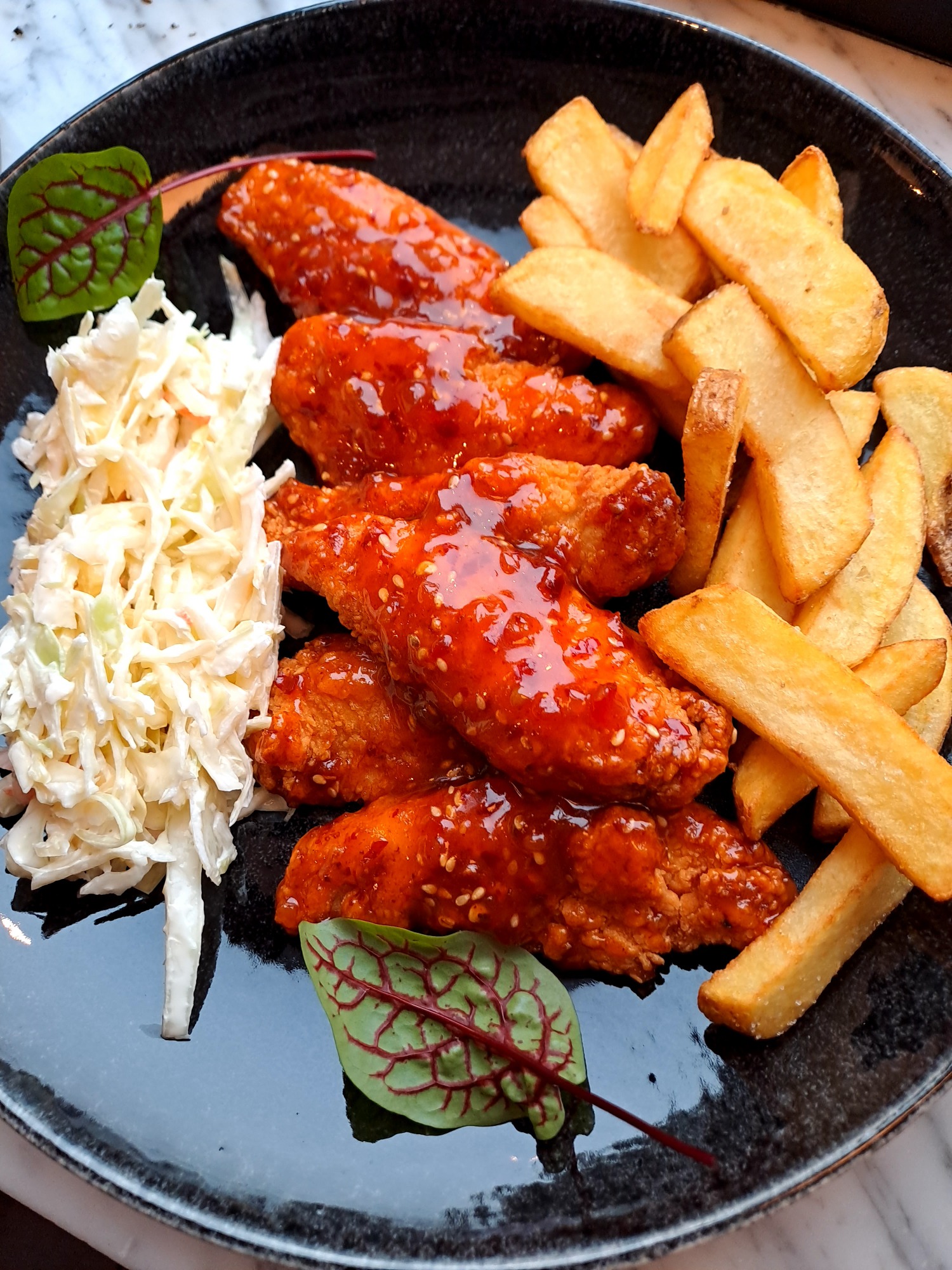 Stripsy z kurczaka w glazurze sweet chili mango z sezamem 