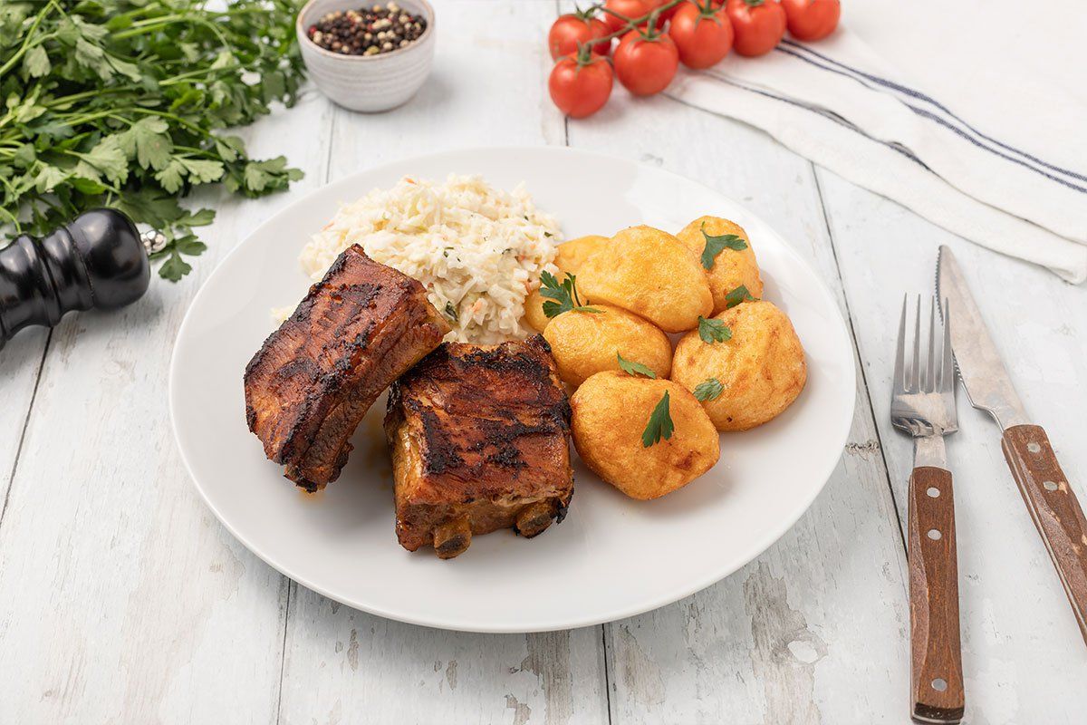 Żeberka pieczone w sosie BB0 z pieczonymi ziemniaczkami w ziołach, masłem czosnkowym i coesławem 